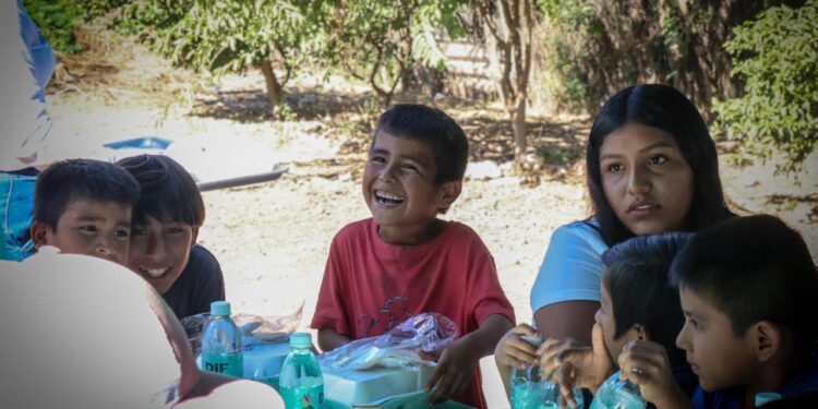 Cocina móvil Alajibua de DIF Culiacán, lleva alimento calienta a familias de Aguaruto