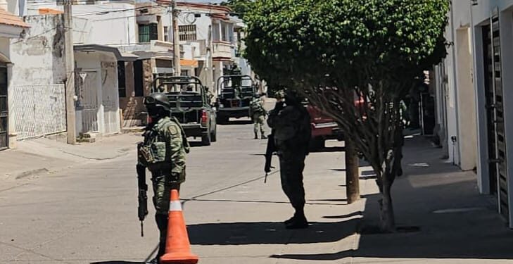 Personal del Ejército detiene a tres personas y asegura armamento y un vehículo blindado en Culiacán: SSP Sinaloa