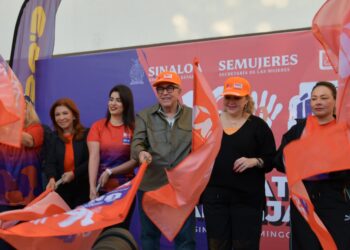 Rocha Moya da el banderazo inicial de La Caminata Naranja