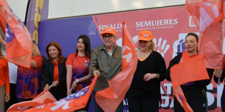 Rocha Moya da el banderazo inicial de La Caminata Naranja