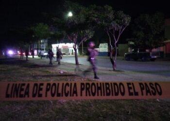 Asesinan a tres hombres en la colonia Amistad en una camioneta