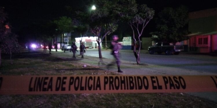 Asesinan a tres hombres en la colonia Amistad en una camioneta