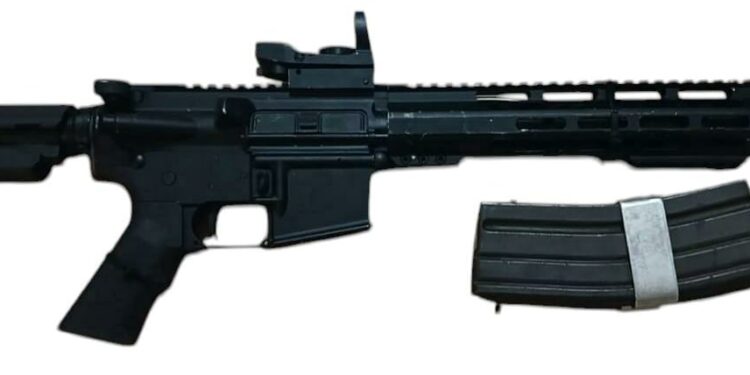 En posesión de 2 armas de fuego, un hombre es asegurado por la PEP