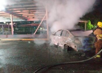 Sujetos armados despojan y queman automóvil compacto en Plaza Sur