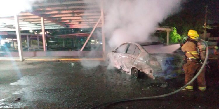 Sujetos armados despojan y queman automóvil compacto en Plaza Sur