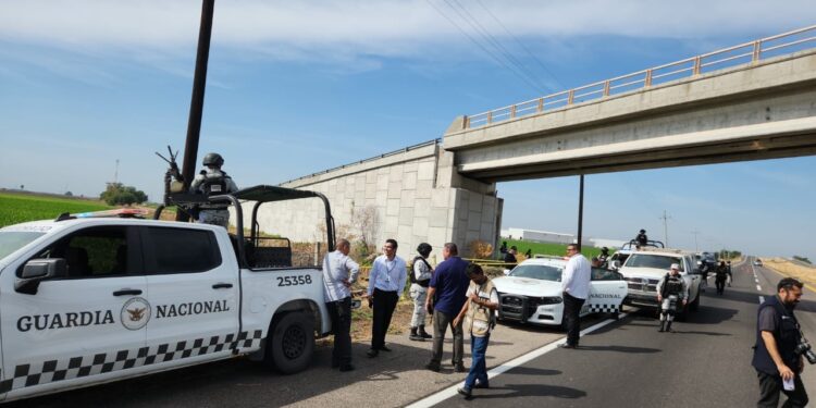 Hallan tres cuerpos mutilados a un costado de la autopista Benito Juárez