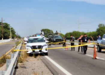 Hallan camioneta con 2 cuerpos sin vida en su interior