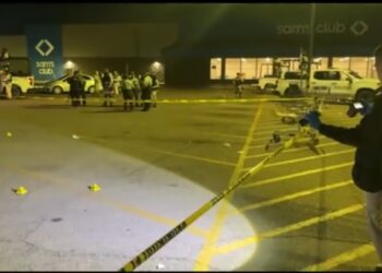 Adulto mayor es herido de bala al oponerse al despojo de su auto en la tienda Walmart