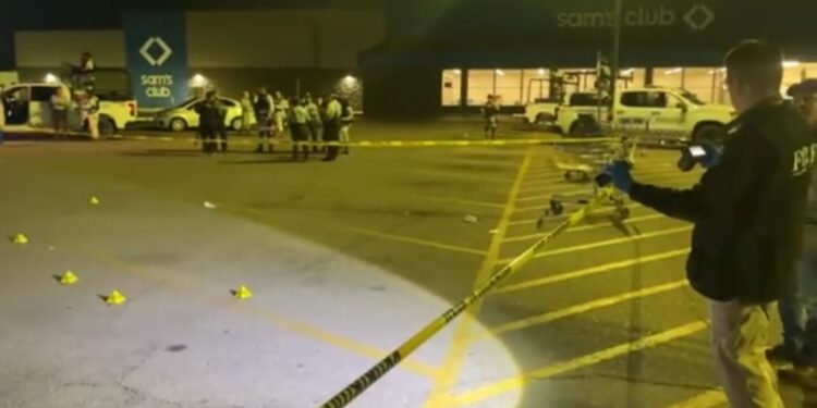 Adulto mayor es herido de bala al oponerse al despojo de su auto en la tienda Walmart