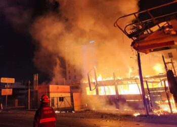Descarga eléctrica, linea de investigación de la fiscalía sobre el incendio de mariscos en Culiacán