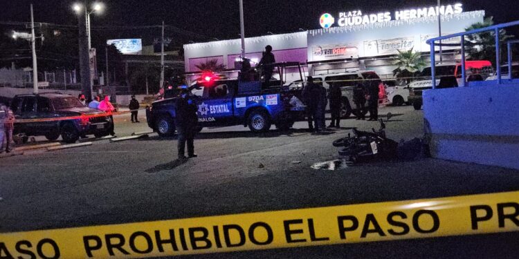 Matan sicarios a joven motociclista en la 5 de Mayo