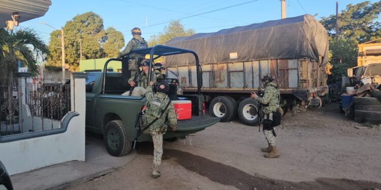 Queman una palapa y tres vehículos en la Miguel de La Madrid