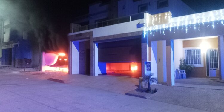 Queman una residencia Stanza Torralba y vandalizan casa en Villas del Real