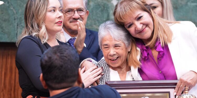 Seis décadas de historia viva; legisladores y legisladoras despiden con honores a Marthita, la legendaria “diputada 41”