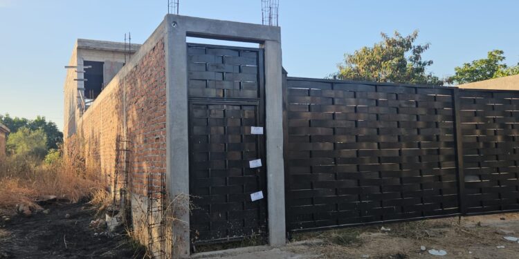 FGR Catean dos inmuebles y aseguran armas largas y cortas, drogas y animales exóticos