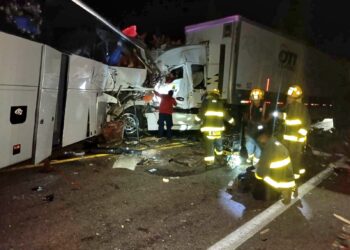 Cinco muertos y 45 lesionados dejó una colisión entre un camión turístico, un trailer y una camioneta en Escuinapa