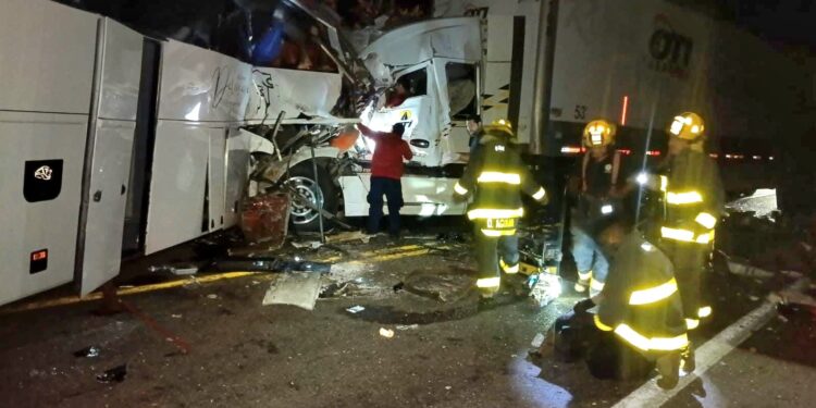 Cinco muertos y 45 lesionados dejó una colisión entre un camión turístico, un trailer y una camioneta en Escuinapa