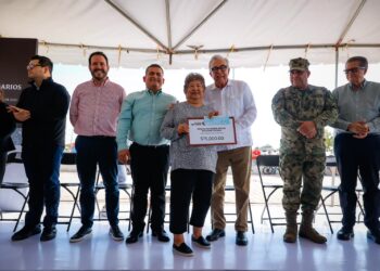 El Gobernador Rocha entrega apoyos económicos a restauranteros de Altata