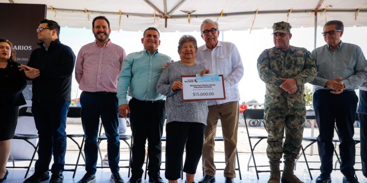 El Gobernador Rocha entrega apoyos económicos a restauranteros de Altata