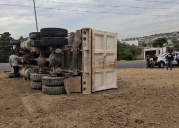 Vuelca góndola sobre la avenida Álvaro