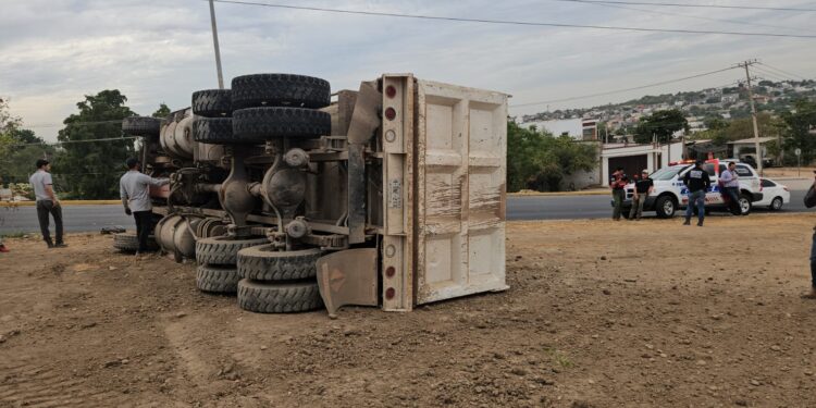 Vuelca góndola sobre la avenida Álvaro