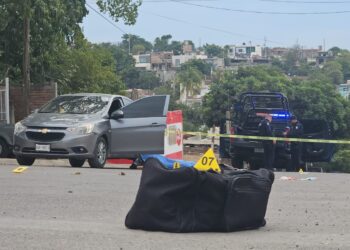Hallan asesinado a un hombre a un costado de un auto en la colonia Independencia