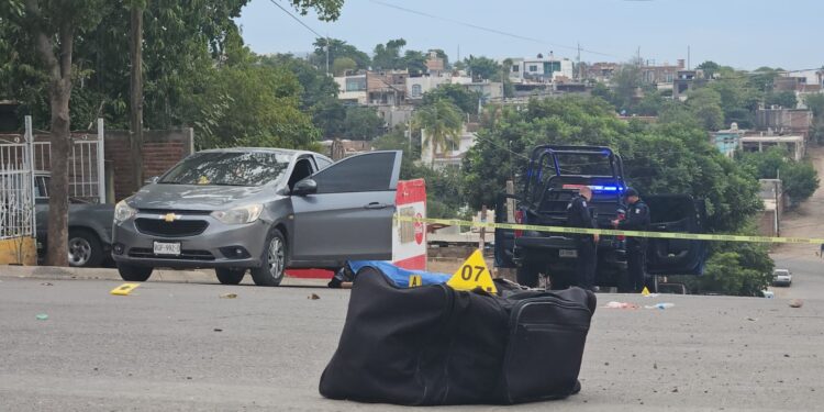 Hallan asesinado a un hombre a un costado de un auto en la colonia Independencia