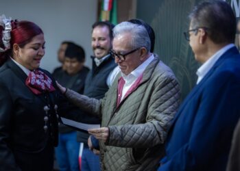 Rocha Moya entrega apoyos al gremio de músicos de Culiacán y Navolato