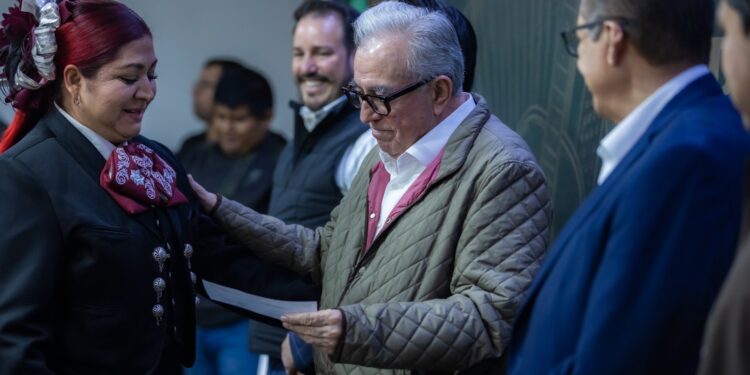 Rocha Moya entrega apoyos al gremio de músicos de Culiacán y Navolato