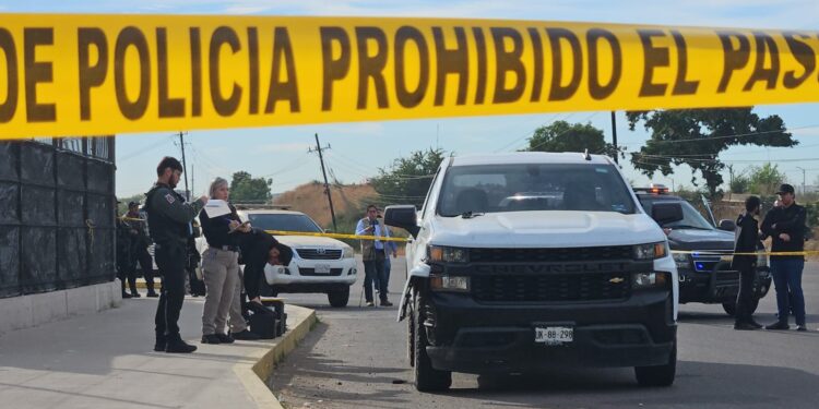 Localizan abandonada la camioneta que despojaron anoche en Walmart México 68