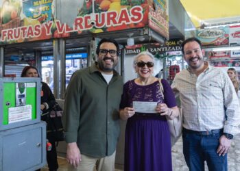 Juan de Dios Gámez entrega más apoyos económicos a locatarios del Centro