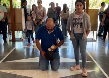 Martín visita hincado a la virgencita en agradecimiento por salvar a su niña de un tumor canceroso