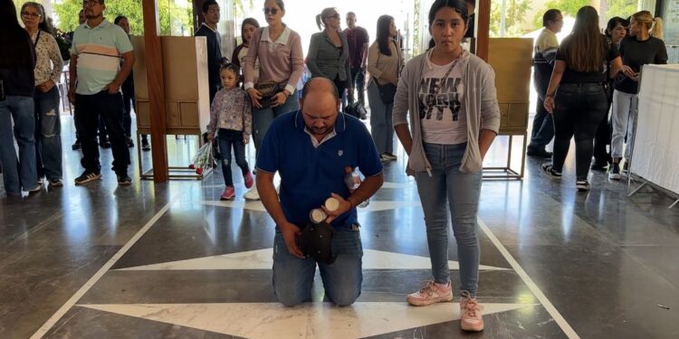 Martín visita hincado a la virgencita en agradecimiento por salvar a su niña de un tumor canceroso