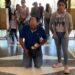 Martín visita hincado a la virgencita en agradecimiento por salvar a su niña de un tumor canceroso