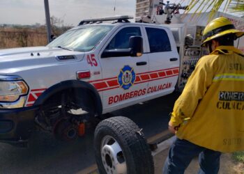Camión de Bomberos resulta dañado por “ponchallantas” en Culiacán 