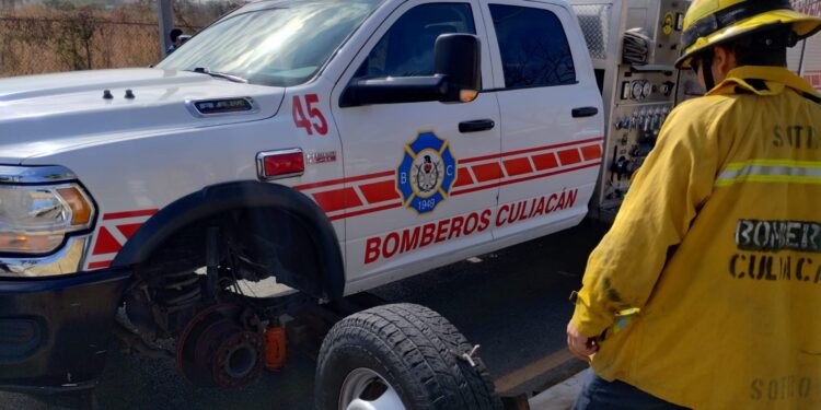 Camión de Bomberos resulta dañado por “ponchallantas” en Culiacán 