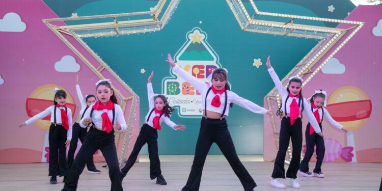 Familias disfrutan presentaciones artísticas en la Villa del bienestar de la Verbena Culiacán