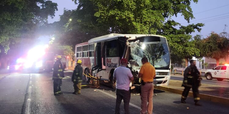 Choca camión de pasajeros contra un trailer dejando 10 lesionados en Aguaruto