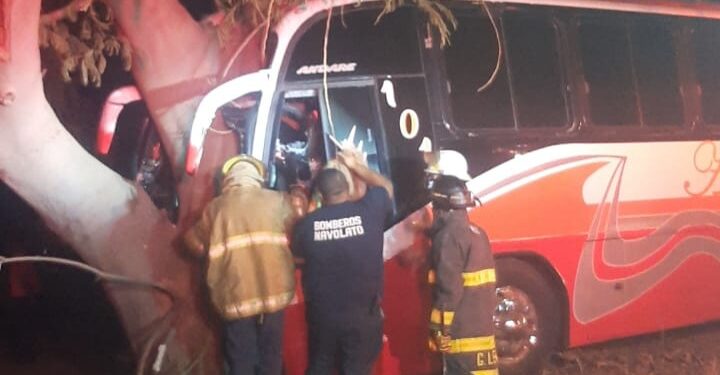 Chófer y pasajero resultan heridos al chocar camión contra un Álamo