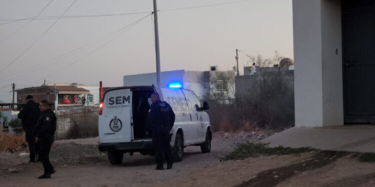 Hallan a joven asesinado a balazos en Urbi Villas del Robles