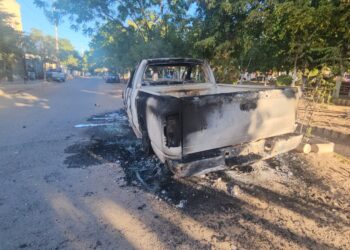 Se quema camioneta en Santa Fe y ni policías y Bomberos llegan al incendio