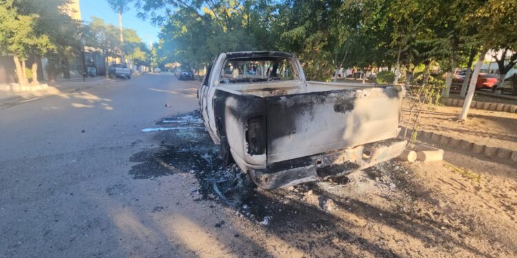 Se quema camioneta en Santa Fe y ni policías y Bomberos llegan al incendio