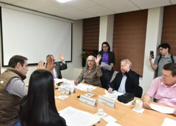 Dictaminan leyes de ingresos de municipios y en el presupuesto estatal reasignan 322 mdp