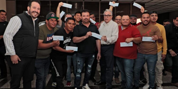 Entrega el Gobernador Rocha apoyos directos a músicos de Culiacán y Navolato