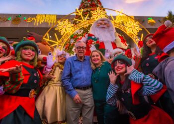 Enciende el árbol navideño Rocha Moya y también inaugura pista sobre hielo en Palacio de Gobierno