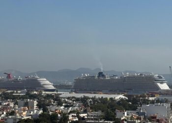 Llegan dos cruceros turísticos a Mazatlán con más de 9,000 visitantes