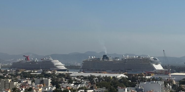 Llegan dos cruceros turísticos a Mazatlán con más de 9,000 visitantes