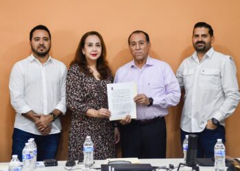 Entregan constancias de acreditación a Testigos Sociales del Comité de Obras Públicas en Culiacán