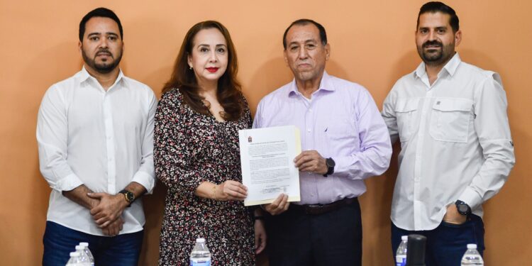 Entregan constancias de acreditación a Testigos Sociales del Comité de Obras Públicas en Culiacán