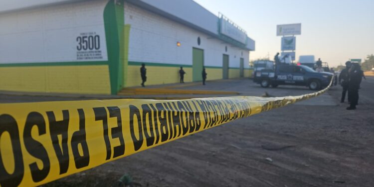 Localizan asesinado con R-15 y “Cuerno de Chivo” a un joven en El Quemadito